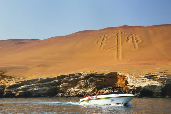 Paracas, Peru-januari 26: Niet-geïdentificeerde mensen kijken naar kandelaar — Stockfoto