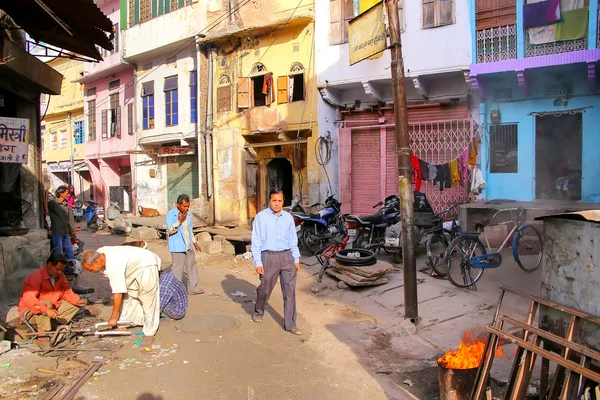 JAIPUR, INDIA - NOVEMBER 15: Orang tak dikenal berjalan di samping — Stok Foto