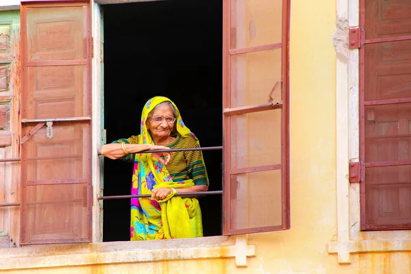 ДЖАЙПУР, ИНДИЯ - НОЯБРЬ 13: Неустановленная женщина выглянула из окна — стоковое фото