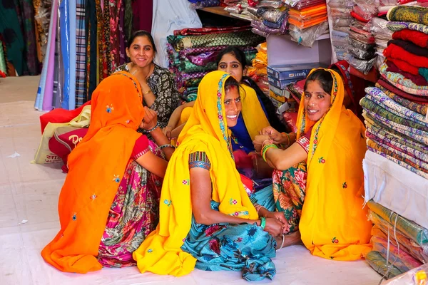 Jaipur, Indien-november 15: oidentifierade kvinnor sitter i en butik o — Stockfoto
