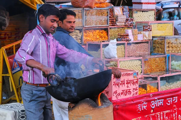 JAIPUR, INDE - 15 NOVEMBRE : Un homme non identifié rôtit des cacahuètes au s — Photo