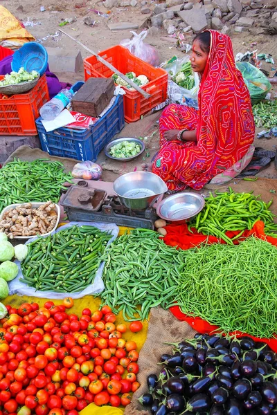 Jaipur, India-november 15: azonosítatlan nő értékesít zöldséget — Stock Fotó