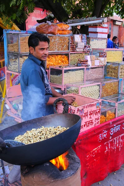JAIPUR, ÍNDIA - NOVEMBRO 15: Homem não identificado vende lanches no s — Fotografia de Stock