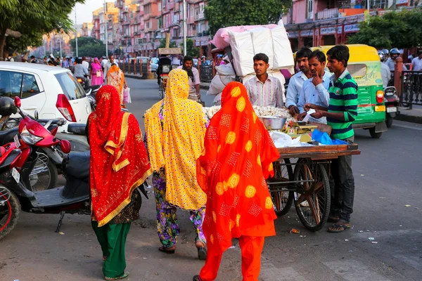 인도 자이푸르 - 11월 13일: 정체불명의 사람들이 조하리에서 걷고 있다 — 스톡 사진