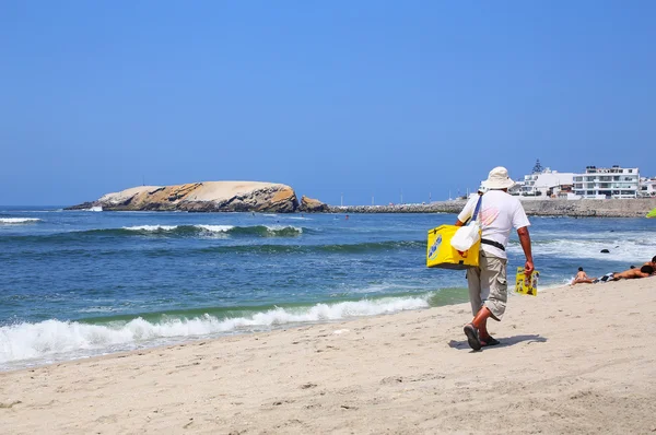 Punta Hermosa, Peru-29 januari: oidentifierad man promenad på en strand — Stockfoto