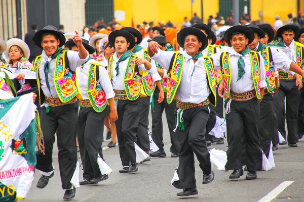 LIMA, PÉROU 31 JANVIER : Des hommes non identifiés se produisent pendant le festival — Photo