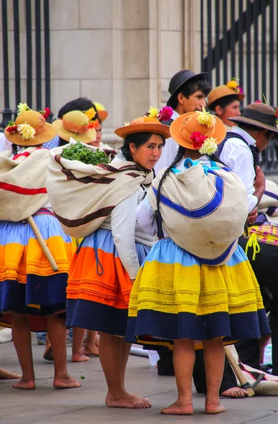 Lima, Peru-31 januari: ongeïdentificeerde womaen stand tijdens het festival — Stockfoto