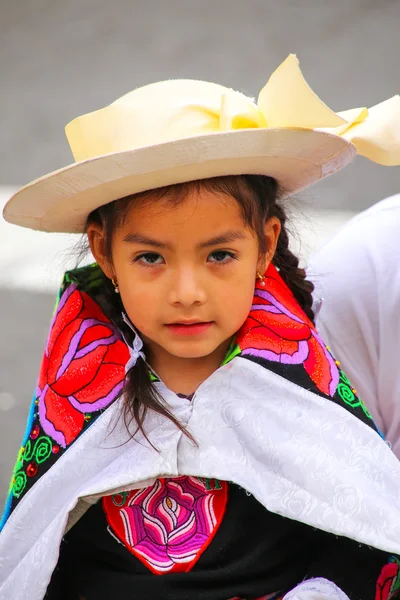 Lima, Peru-31 januari: het onbekende meisje neemt deel aan het festival van de Maagd de la Candelaria op 31 januari 2015 in Lima, Peru. De kern van het festival is dansen en muziek uitgevoerd door verschillende Dansscholen. — Stockfoto