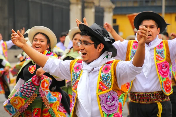 LIMA, PÉROU-31 JANVIER : Les hommes non identifiés dansent pendant le Festival de — Photo