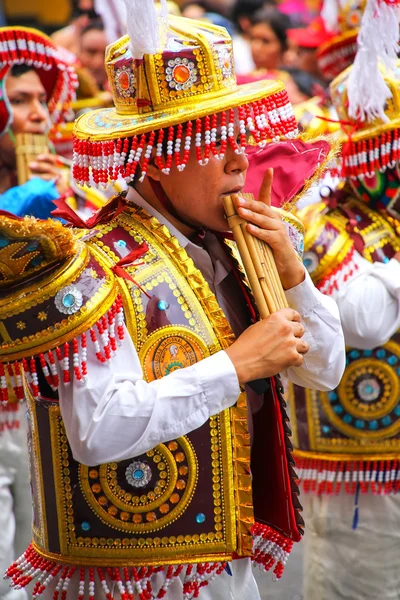 Lima, peru-februar 1: unbekannter mann spielt flöte während festi — Stockfoto