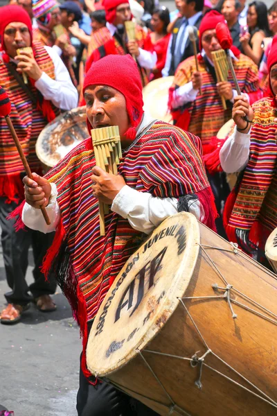 Lima, peru-januar 31: unbekannter mann tritt während festival auf — Stockfoto