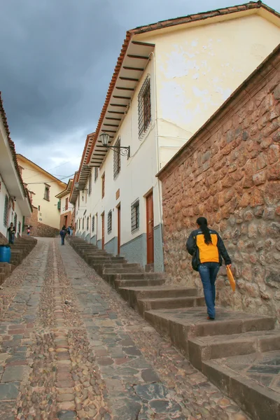 CUSCO, PERU - JANUARY 20: Unidentified woman walks in the street — Stock Photo, Image