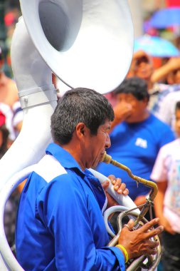 Lima, Peru-Şubat 1: Kimliği belirsiz çalış sousaphone Fest
