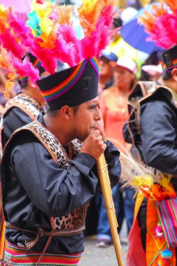 Lima, Peru-Ocak 31: Kimliği belirsiz adam Festi sırasında flüt çalış