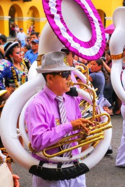 Lima, Peru-Şubat 1: Kimliği belirsiz çalış sousaphone Fest