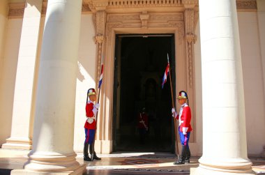 Asuncion, Paraguay - 26 Aralık: Tanımlanamayan erkekler Nationa'yı koruyor