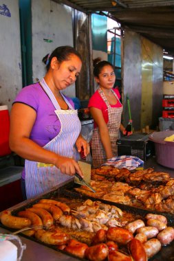 Asuncion, Paraguay-Aralık 26: Tanımlanamayan kadınlar için et pişirmek