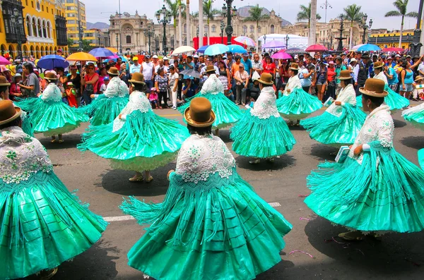 Lima, Peru-januari 31: Onbekende vrouwen uitvoeren tijdens Festiva — Stockfoto
