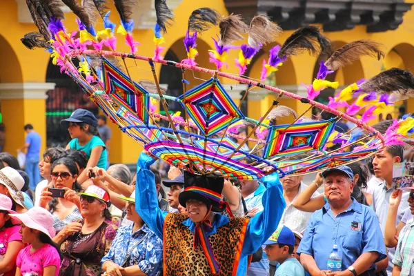 Lima, peru-februar 1: unbekannter mann tritt während festival auf — Stockfoto