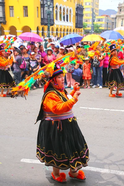 Lima, peru-januar 31: unbekannte frau tritt während festlichkeiten auf — Stockfoto