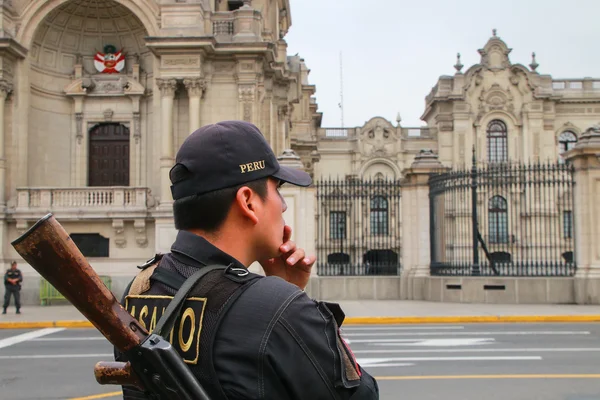 Λίμα, Περού-31 Ιανουαρίου: άγνωστος αστυνομικός στέκεται κοντά στη διακυβέρνηση — Φωτογραφία Αρχείου