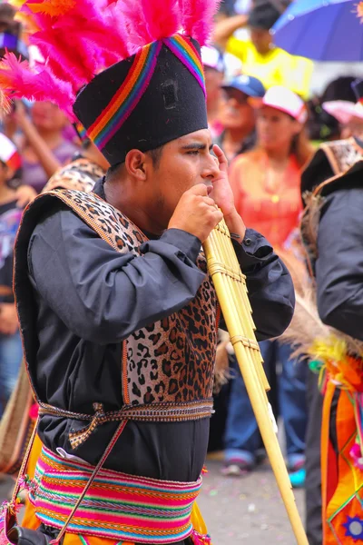 Lima, Peru-Şubat 1: Kimliği belirsiz adam Festi sırasında flüt çalış — Stok fotoğraf