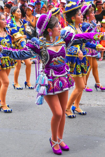 Lima, Peru-januari 31: Onbekende vrouwen uitvoeren tijdens Festiva — Stockfoto