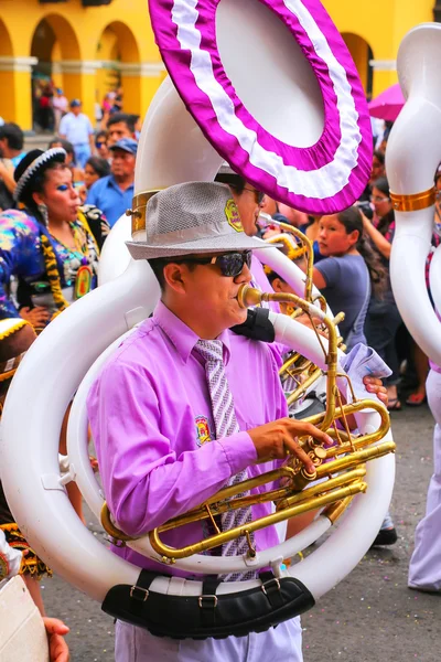 Lima, peru-februar 1: unbekannter mann spielt sousaphon auf fest — Stockfoto