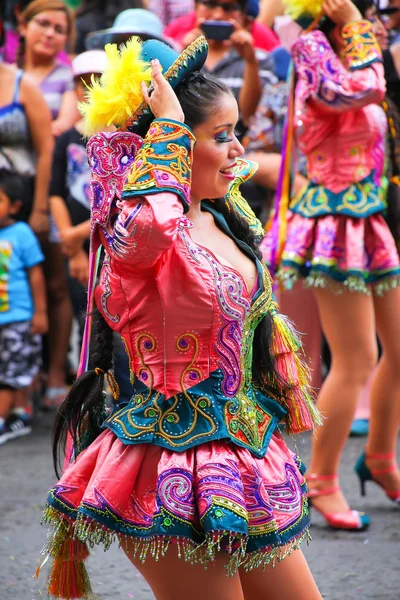 LIMA, PERÚ-FEBRERO 1: Mujer no identificada realiza durante Festiv — Foto de Stock