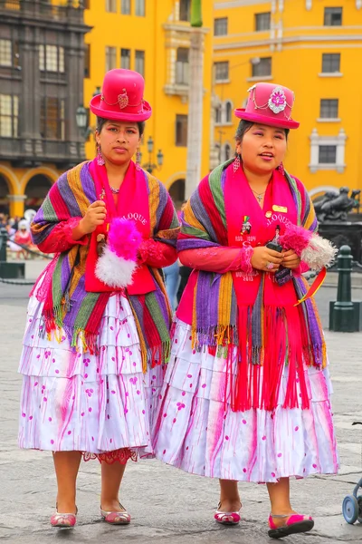 LIMA, PERU-FEVEREIRO 1: Mulheres não identificadas caminham durante o Festival do — Fotografia de Stock