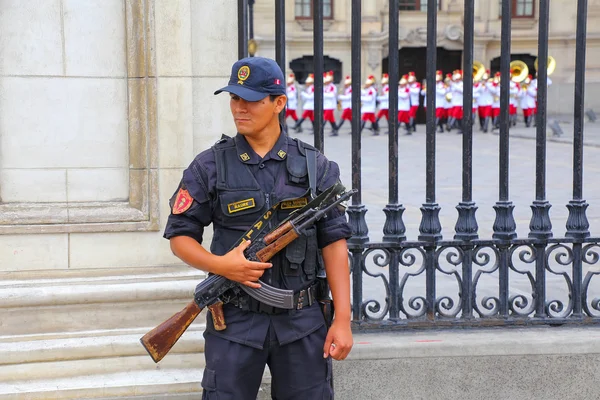 LIMA, PERU - February 2: Unidentified policeman stands near Gove — Stock Photo, Image