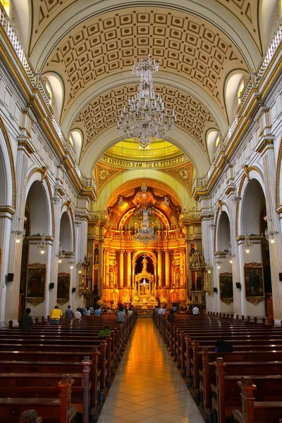 Lima, Peru-Şubat 2: Şubat'ta Saint Peter Kilisesi İçişleri — Stok fotoğraf
