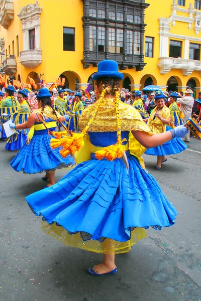 LIMA, PERU-JANEIRO 31: Mulheres não identificadas realizam durante a Festiva — Fotografia de Stock