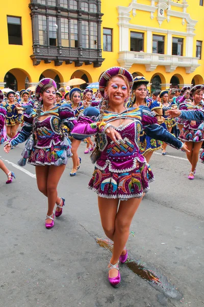 Lima, Peru-januari 31: Onbekende vrouwen uitvoeren tijdens Festiva — Stockfoto