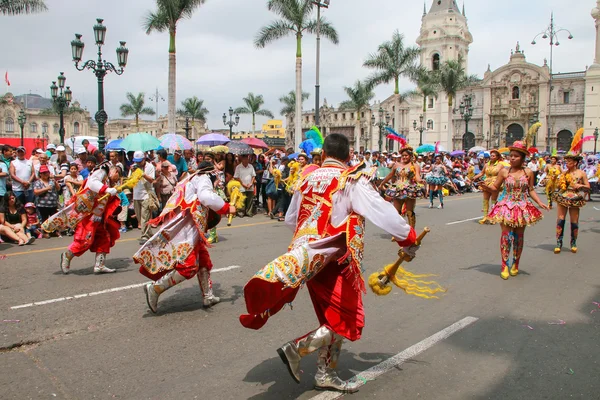 LIMA, PERÚ-ENERO 31: Hombres no identificados actúan durante el Festival — Foto de Stock