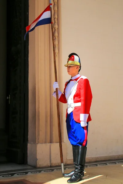 ASUNCION, PARAGUAY - DECEMBER 26: Unidentified man guards Nation — Stock Photo, Image