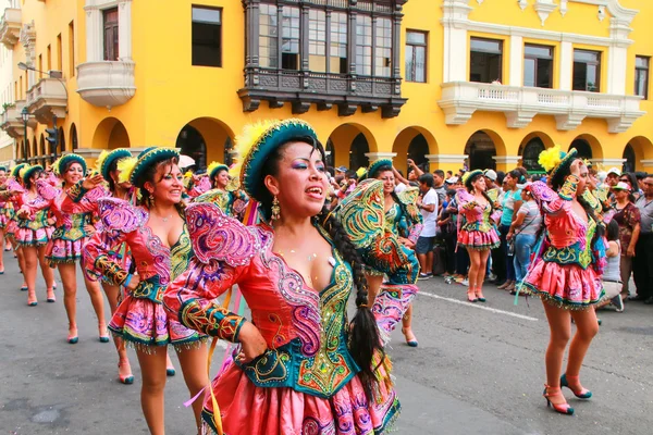 LIMA, PERÚ-ENERO 31: Mujeres no identificadas actúan durante Festiva — Foto de Stock