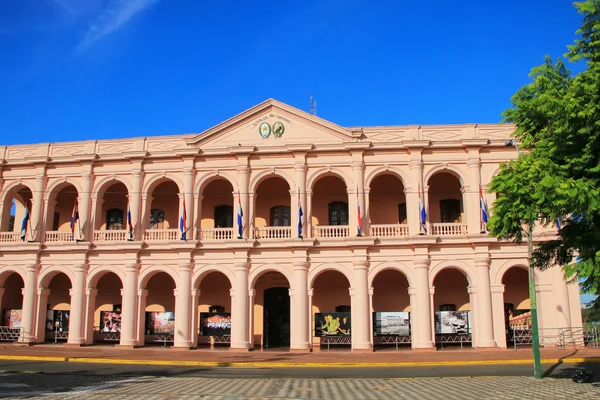 Ааґон, Парагвай-26 грудня: будівля міської ради (Cabildo — стокове фото