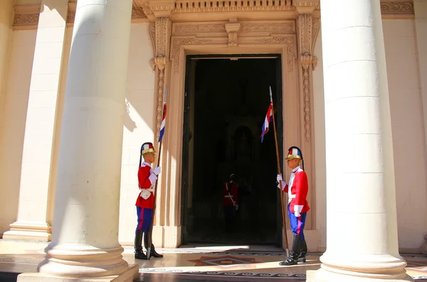 Ασουνσιόν, Παραγουάη-26 Δεκεμβρίου: αγνώστων στοιχείων άντρες φρουρούν την Εθνα — Φωτογραφία Αρχείου