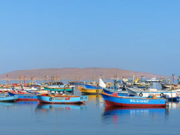 パーで停泊しているパラカス、ペルー-月 26: カラフルな漁船 — ストック写真