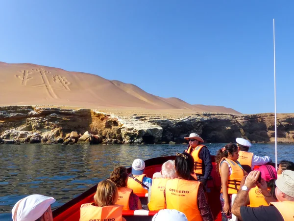 Paracas, Peru-januari 26: Niet-geïdentificeerde mensen kijken naar kandelaar — Stockfoto