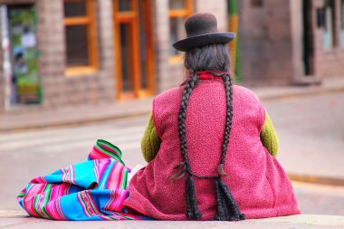 Cusco, Peru'daki Plaza de Armas'ta oturan yerel bir kadın