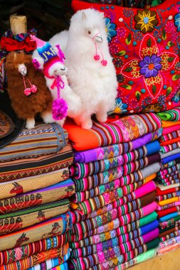 Lima, Peru'daki pazarda geleneksel hediyelik eşyaların sergilenmesi