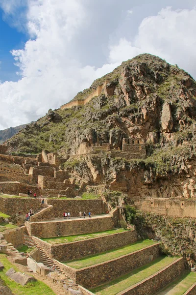 Inca vesting met terrassen en Temple Hill in Ollantaytambo, Pe — Stockfoto