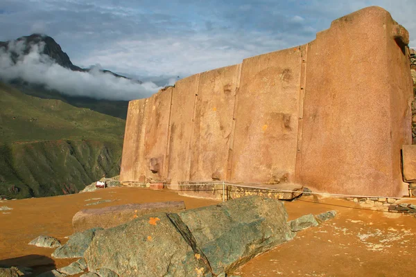 A hat monolitok fala az Inca erődben Ollantaytambo-ban, per — Stock Fotó