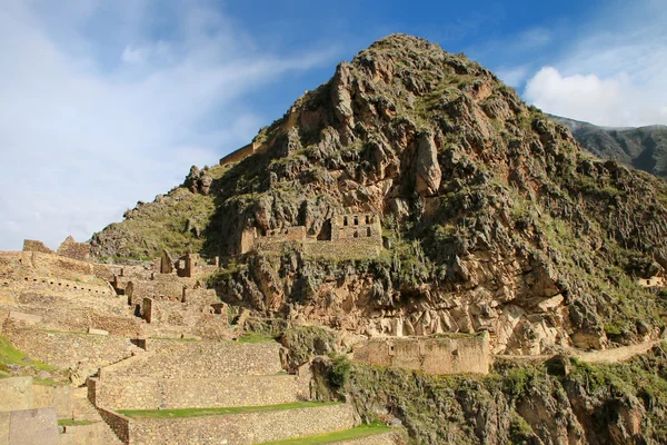 Inca erőd terasszal és a templom-hegy Ollantaytambo, Pe — Stock Fotó