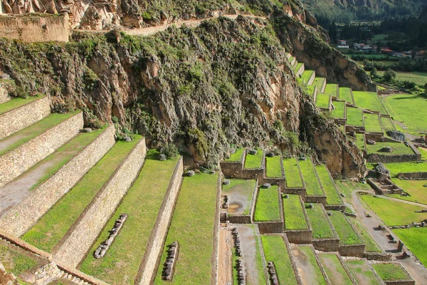 Terrassen van Pumatallis op de Inca vesting in Ollantaytambo, Pe — Stockfoto