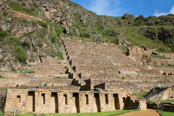 Terrazas de Pumatallis en Fortaleza Inca en Ollantaytambo, Perú —  Fotos de Stock