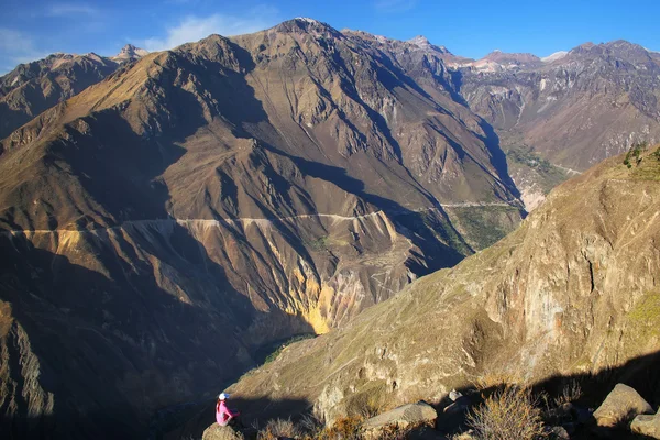 Peru'da Cabanaconde yakınlarındaki bakancolca Kanyon u manzarası — Stok fotoğraf