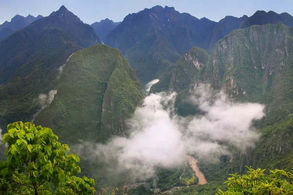 Rivière Urubamba avec brouillard matinal près de Machu Picchu au Pérou — Photo